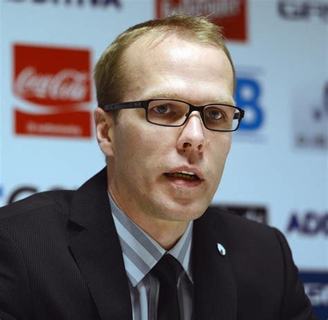 In den sozialen medien warb er anschließend für das mittel. Russland: Eishockeyspieler stirbt nach Check gegen den ...