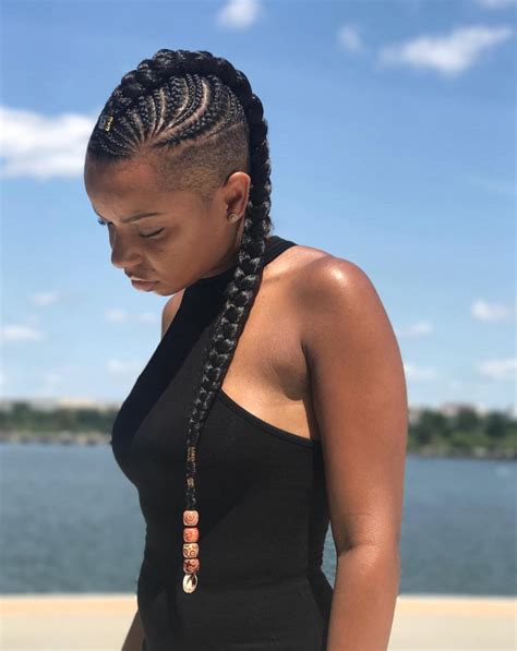 The braided mohawk is a fantastic and modern version of the 70s and 80s punk rock hairstyle with the difference that, instead of shaving the sides of your head, you can now braid your hair. Love this mohawk braid by @nisaraye - Black Hair Information