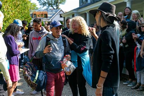 Migrants Flown To Marthas Vineyard Can Now Apply To Stay In The Us