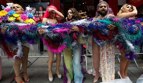 Drag Queens Berhasil Pecahkan Rekor Guinness World Record Foto