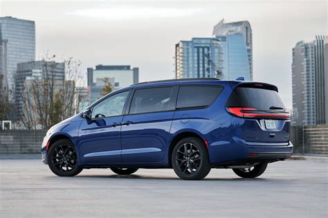 Is The 2021 Chrysler Pacifica Limited Awd Worth 10000 Over The