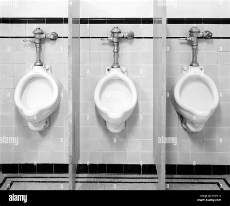 Mens Room Urinale Stockfotografie Alamy