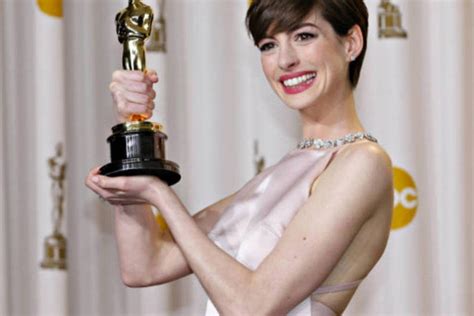 Anne Hathaway Ganha Oscar De Melhor Atriz Coadjuvante Exame