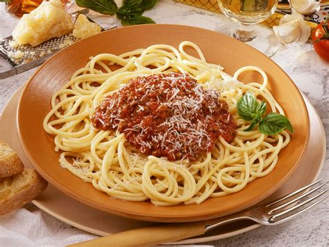 A classic spaghetti bolognese recipe with homemade bolognese sauce and tender beef. Spaghetti Bolognese Rezept | EAT SMARTER