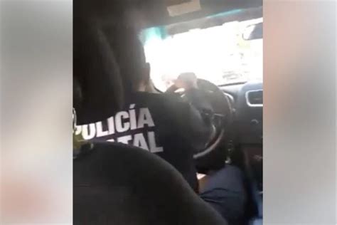 Policía Se Divierte Y Pasea Con Sus Amigas En La Patrulla En Horas De