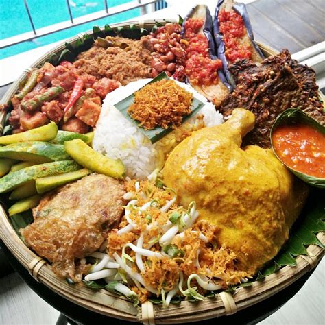 Ingin menjamu selera dengan menu tradisional johor ketika bertandang di homestay kami? SuperShiok Authentic Nasi Ambeng Platter by #AzizahCanCook ...