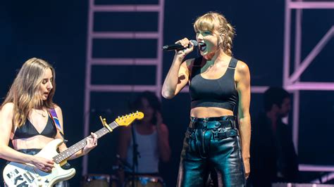 Surprise Taylor Swift Joins Haim For Love Story Mashup At London