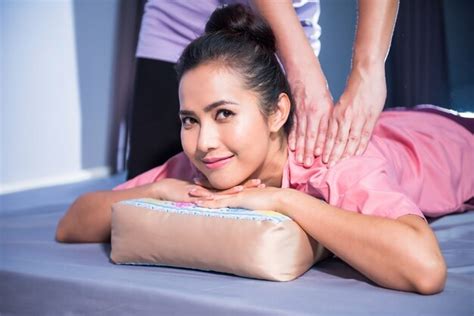 premium photo neck thai massage in spa