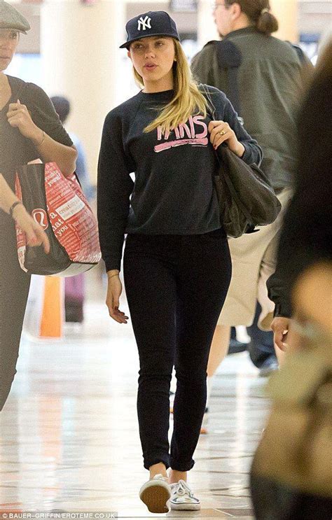 Casual Airport Style Of Scarlett Johansson