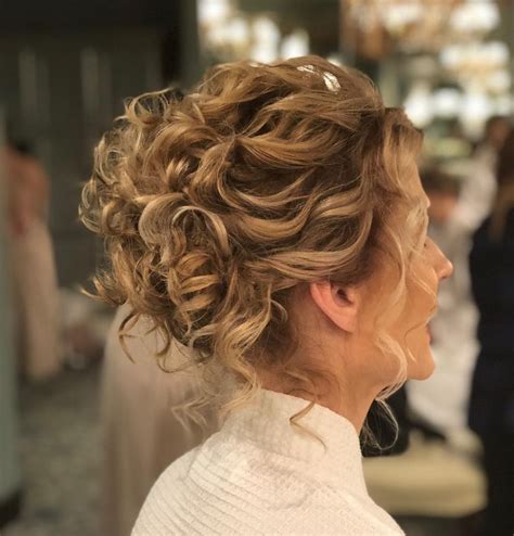 Mother Of The Bride Hairstyles 26 Elegant Looks For 2022