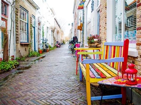 The venue consists of 1 bedroom, 1 bathroom, and also an equipped kitchen. Bunte Bank vor Haus | Kindergartenmöbel, Outdoor ...