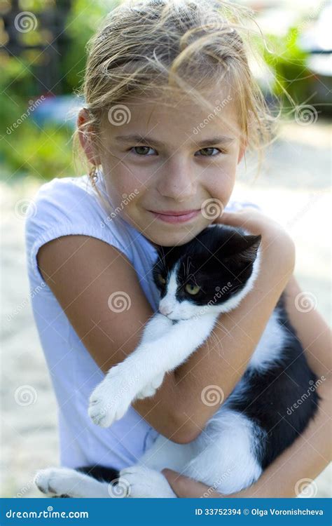 flicka med en katt arkivfoto bild av försiktigt livsstil 33752394