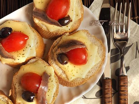 Potete cucinarli al forno o sulla piastra. Crostini al forno con Gouda, pomodorini, olive e acciughe ...