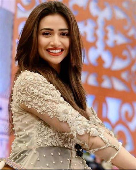 Sana Javed Looks Elegant In Latest Pictures | Reviewit.pk