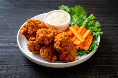 Tipos relacionados de pollo frito otros alimentos relacionados pollo. Alitas de pollo picantes fritas | Foto Premium