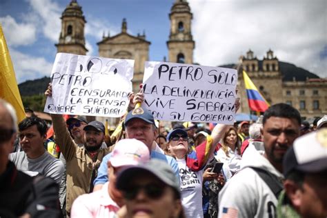 Más De 20000 Personas Llegan A La Plaza De Bolivar Durante Las Marchas De La Oposición