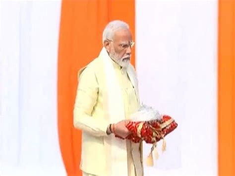 Pran Pratishtha Ceremony Pm Modi Leads Rituals In Traditional Outfit