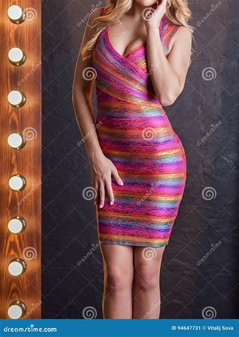 Menina Em Um Vestido Apertado Cor De Rosa Curto Imagem De Stock