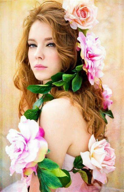 Pin By Lize Grobler On Women With Flowers ⚜️ ♠️ ⚜️ Flowers In Hair