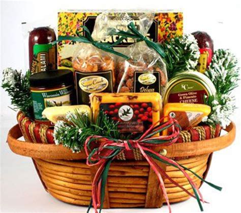 In fact, there are certain tips and tricks that make it to help get you started, here are some of the best christmas gift baskets for nearly everyone on your list. 15 Christmas Themed Gift Baskets Ideas 2017 | Modern ...