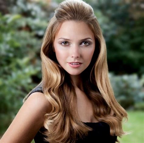 We blame gucci for the resurgence of '70s hairstyles. Elegant 70s style for long hair with bangs that are ...
