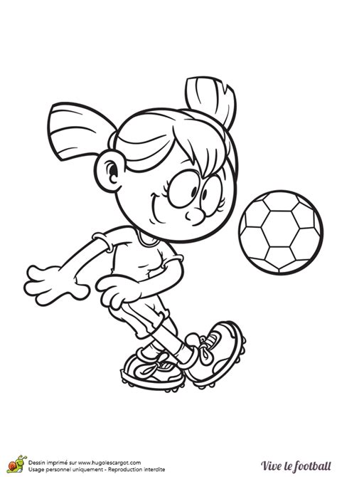 Des dessins à imprimer pour les artistes en culotte courte. Coloriage d'une petite fille jouant au football qui ...