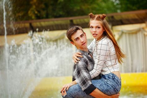 Adolescenti Innamorati Abbracciati Forte Immagine Stock Immagine Di