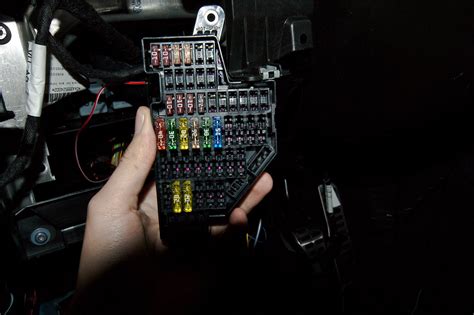 Ich suche speziell die sicherung, die fürs nichtfunktionieren der climatronic verantwortlich sein könnte. Golf 5 Sicherungskasten Innenraum - Wackelkontakt - Auto ...