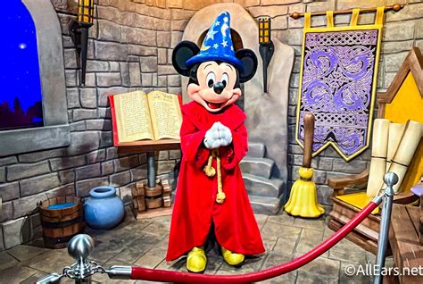 BREAKING Traditional Character Meet And Greets Are Returning To Disney World SOON Disney Daily