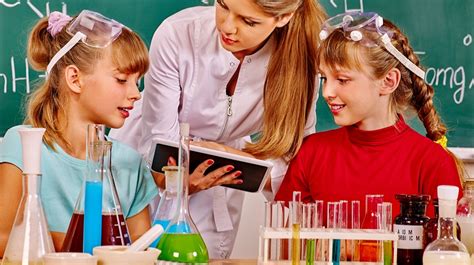 Teachers and classroom communities are needed for app activities to meet their learning bottom line : 24 Free Chemistry iPad Apps For Students - eLearning Industry