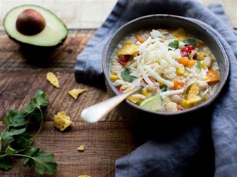 24 oz boneless, skinless chicken breast 1 yellow bell pepper, diced 1 red bell pepper, diced 1 (16 oz) can cannellini beans, drained and rinsed 1 (14.5 oz ) can petite diced tomatoes with. Slow Cooker Chili with Chicken and Quinoa Recipe
