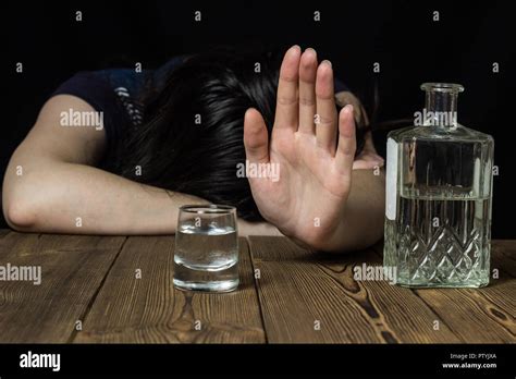 Betrunkenes Mädchen Liegt Auf Dem Tisch Hand Zeigt Stop Schwarzer Hintergrund Auf Dem Tisch