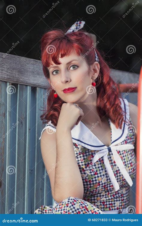 Jeune Femme De Pin Up Dans Lhabillement De Style De Vintage Image Stock Image Du Broche