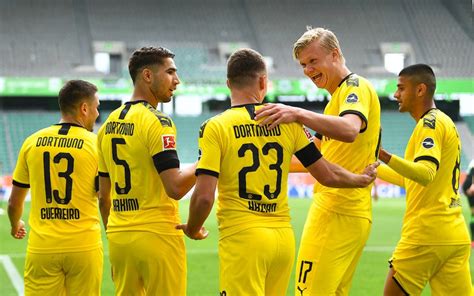 Dortmund schlägt wolfsburg und bleibt oben dran. Bild zu: Borussia Dortmund besiegt vor Bayern-Topspiel ...