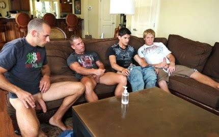 4 hommes nus pour une séance branle entre potes