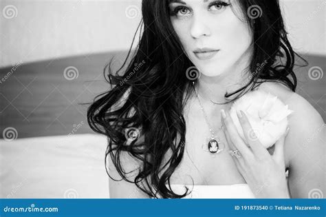 Kobieta W Sypialni W Seksownym Stylu Zdjęcie Stock Obraz złożonej z