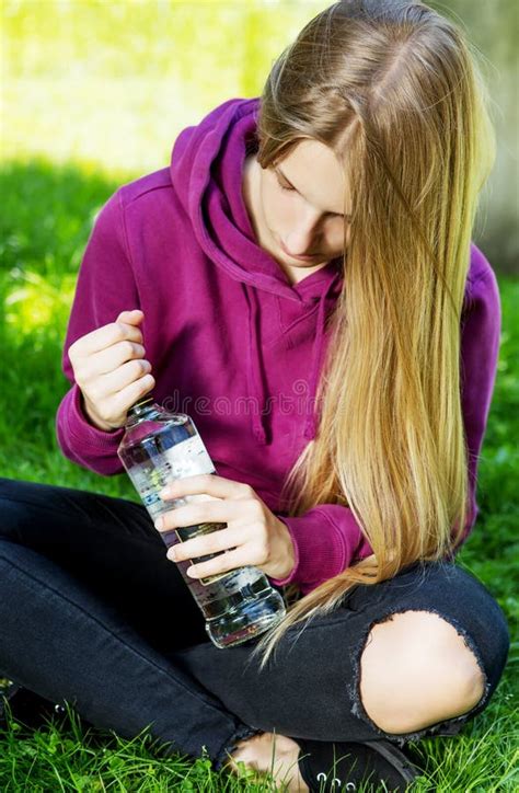 Betrunkene Junge Frau Mit Flasche Alkohol Stockfoto Bild Von überschritten Traurig 85992136
