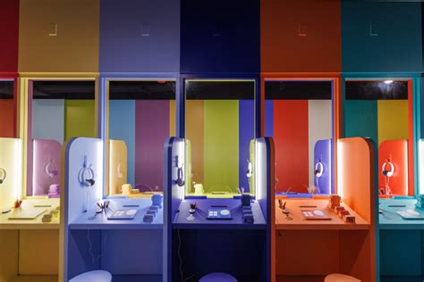 Chicagos Color Factory Built By Jc Anderson Opens In Willis Tower