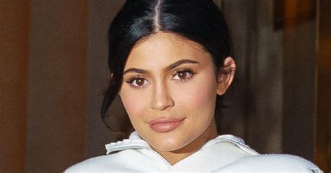 kylie jenner ‘kuwtk fake filming pregnant after birth wearing stormi necklace