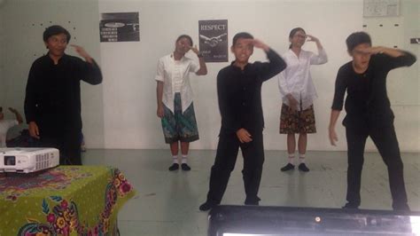 Lirik kampuang nan jauah di mato. Kelas 8B "Kampuang Nan Jauh di mato" - YouTube