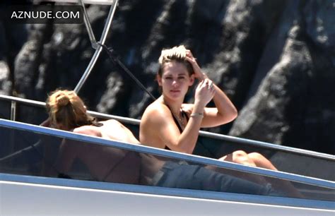 Kristen Stewart Sexy Spotted On Her Summer Holidays At The