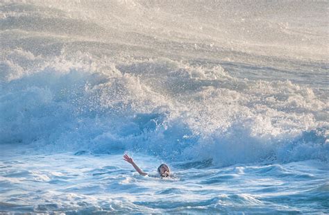 Dramatic Sea Rescue As Swimmer Saved By Lifeguards Seconds Before She Drowns Mirror Online