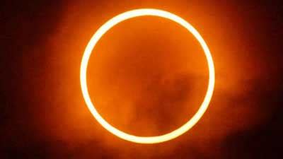 Fenomena gerhana matahari (kusufus syamsi) dan gerhana bulan (khusuful qamar) merupakan shalat sunah gerhana matahari pertama kali disyariatkan pada tahun kedua hijriyah, sedangkan. Gerhana Matahari: Pengertian, Jenis, Proses Terjadi ...