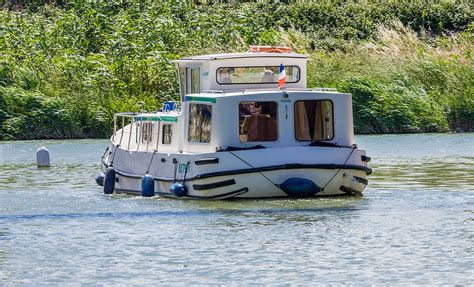 Bonjour, je vous propose à la location cette très jolie pénichette 935 fr de 1981 en excellent état et toujours très bien entretenue. Location Penichette 935 pour navigation fluviale - Locaboat