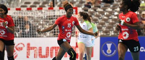 Na massa do povo de 26 milhões de pessoas, 4 equipas praticam esse desporto a nível mais de amadorismo do que do que profissional. Andebol: Angola conquista primeira vitória no Mundial ...