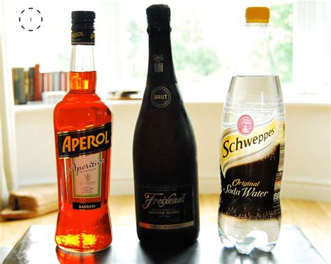 En härlig drink till nyår eller festen, med pärlande bubbel, bitter aperol och friskt sodavatten. Lady Katherine Sims: Aperol Cocktails