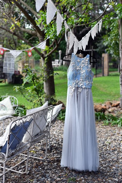 Wedding dress shopping means coordinating your schedule with your nearest and dearest. Silver Swallow Design Second Hand Wedding Dress - Stillwhite