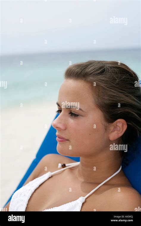 Teenage girls beach bikini Fotos und Bildmaterial in hoher Auflösung