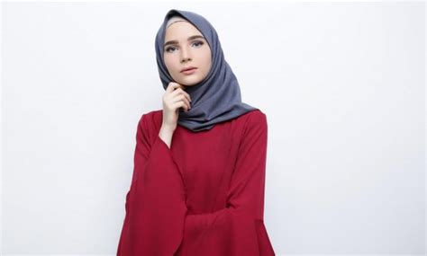 Baju gamis warna merah maroon polos cocok ngk yah kalau dipadukan dengan jilbab hitam? 10 Gambar Baju Merah Marun Cocoknya Jilbab Warna Apa ...