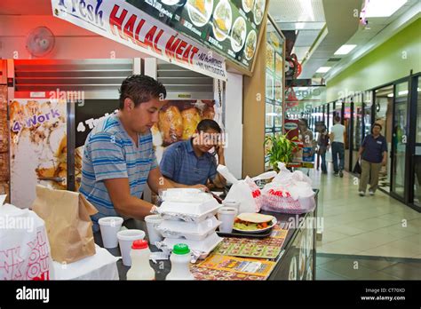 Los Angeles California Los Trabajadores Preparan Las Comidas Para